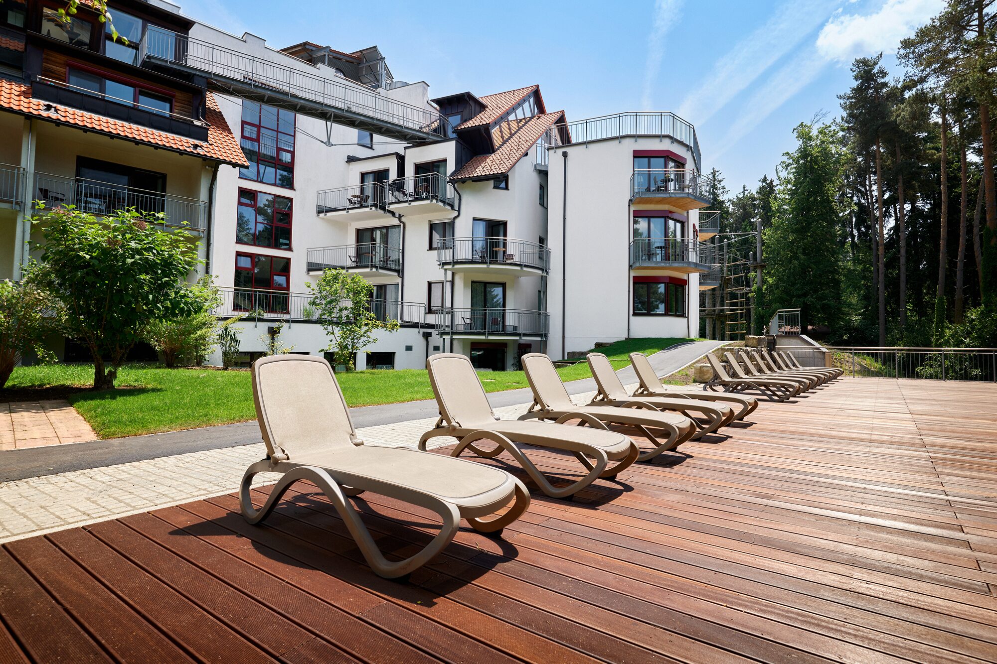Sonnenterrasse mit Liegen an der Klinik Wollmarshöhe