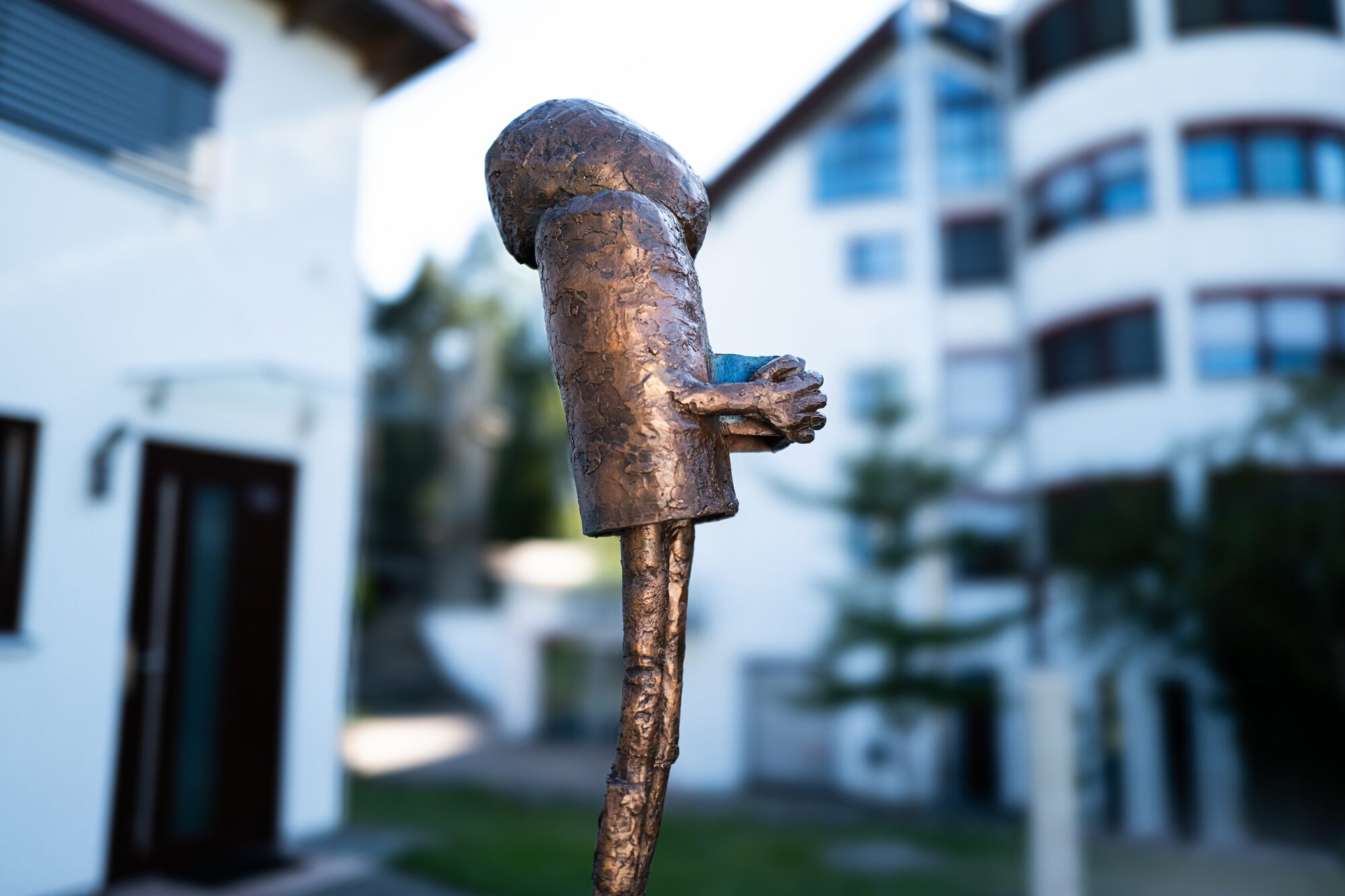 Bronzeskulptur im Innenhof der Klinik Wollmarshöhe